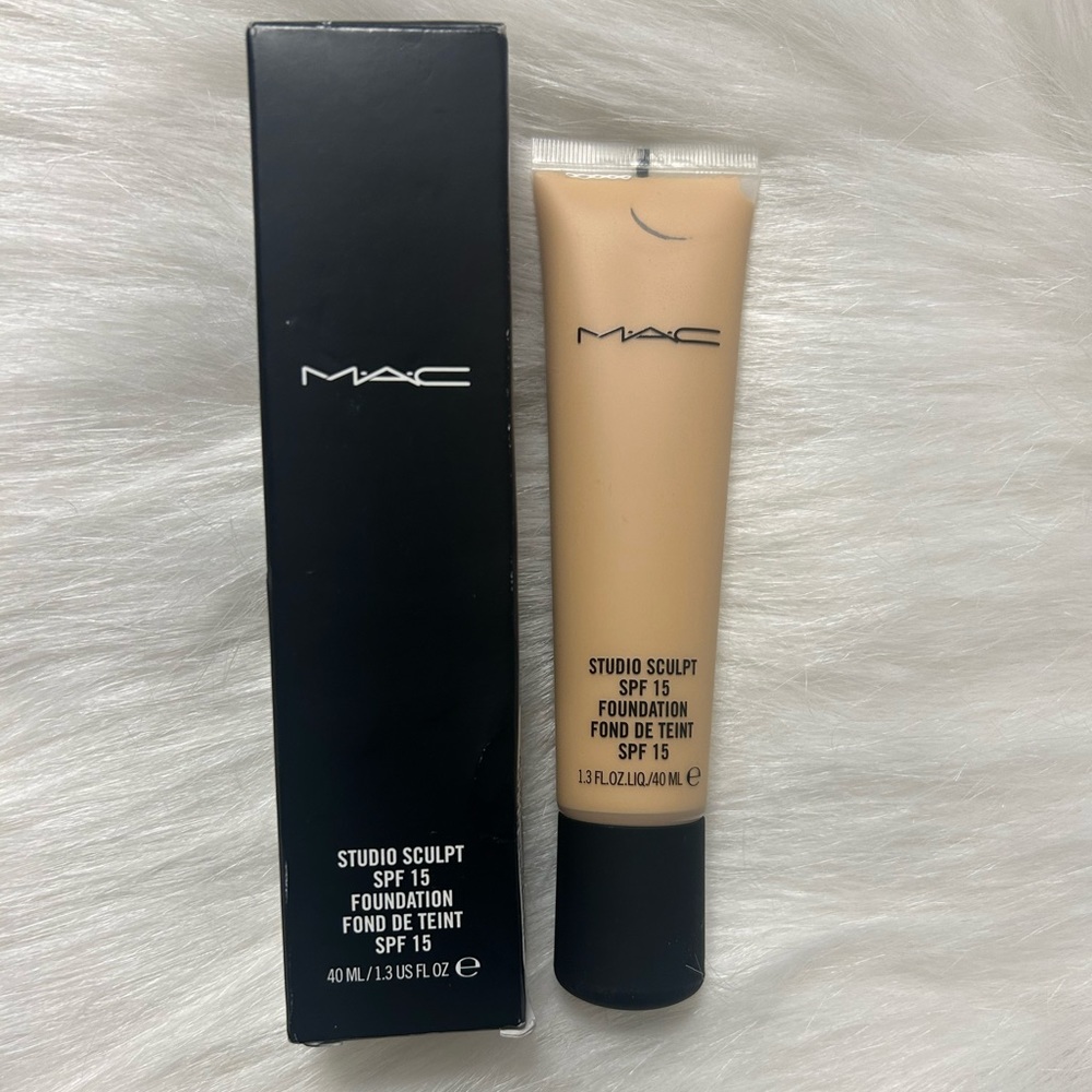 *NIB* MAC Studio Sculpt SPF 15 Foundation NC37